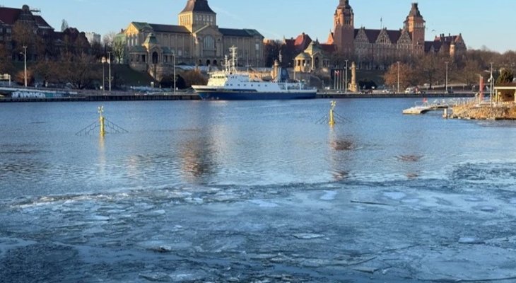 Szczecin: zamontowano zaporę lodową chroniącą marinę na Odrze