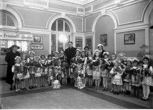 Grupa dzieci na Dworcu Głównym w Krakowie. Lipiec 1938 r. Fot. Narodowe Archiwum Cyfrowe