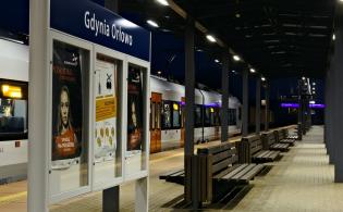Oświetlenie gabloty informacyjnej na stacji Gdynia Orłowo. Fot. Adam Załęski/PKP PLK