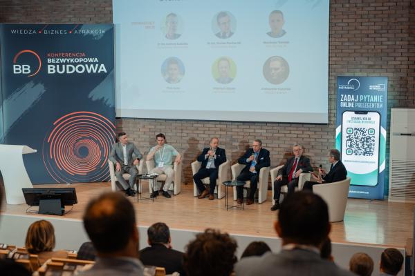 Zdjęcie II Konferencja Bezwykopowa Budowa. Panel dyskusyjny, od lewej: Piotr Kosz (Steinzeug Keramo), Aleksander Kazański (Nodigmarket24), Wojciech Zatyka (Herrenknecht AG), Tomasz Morciniec (BBA Pumps PL), dr inż. Florian Piechurski (Politechnika Śląska), dr inż. Andrzej Kolonko (Politechnika Wrocławska).  fot. Quality Studio dla www.inzynieria.com