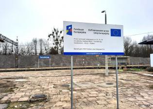 Magazyn tłucznia i tablica pamiątkowa. Fot. Mariusz Kucharski/PKP PLK