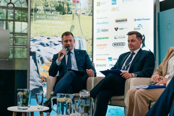 Zdjęcie IV Kongres Gospodarowania Wodami i Ochrony Przeciwpowodziowej. Panel dyskusyjny, od lewej: Piotr Ziętara, Prezes Wodociągów Miasta Krakowa oraz Mateusz Balcerowicz, Prezes Państwowego Gospodarstwa Wodnego Wody Polskie. fot. Quality Studio dla www.inzynieria.com