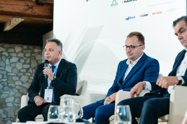 Zdjęcie Tomasz Siarczyński, Jacek Janicki, Roland Kośka. Panel dyskusyjny o jakości w procesie inwestycyjnym. fot. Quality Studio dla www.inzynieria.com