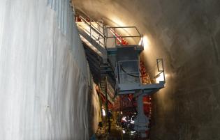 Przygotowanie szalunku do betonowania kolejnego segmentu obudowy docelowej tunelu. Fot. Witold Szczotka/PKP PLK