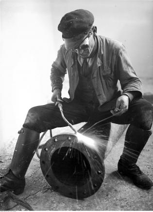 Budowa wodociągu na terenie stacji pomp i filtrów w Maczkach na Górnym Śląsku – spawanie rur. Wrzesień 1930 r. Fot. Narodowe Archiwum Cyfrowe