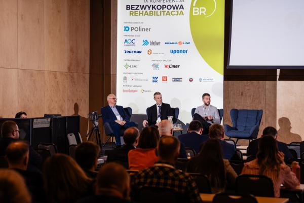 Zdjęcie IX Konferencja Bezwykopowa Rehabilitacja. Panel dyskusyjny, od lewej: dr inż. Dariusz Zwierzchowski (Centrum Badań i Certyfikacji sp. z o.o.), dr inż. Andrzej Kolonko (Politechnika Wrocławska), Dr.-Ing. Mark Kopietz (SBKS GmbH & Co. KG). fot. Quality Studio dla www.inzynieria.com