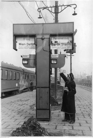 Sygnalizator informujący o odjazdach pociągów. Marzec 1944 r. Fot. Narodowe Archiwum Cyfrowe