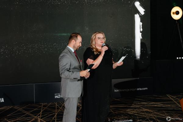 Zdjęcie IV Kongres Geoinżynieria i Budownictwo Podziemne. Gala rozdania Nagród TYTAN 2025. Prowadzący Kongres Piotr Trzciński oraz Przewodnicząca Kongresu Monika Socha-Kośmider (Wydawnictwo INŻYNIERIA). fot. Quality Studio dla www.inzynieria.com