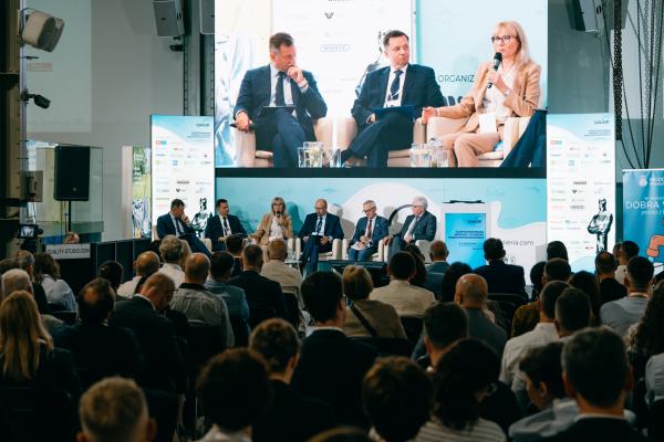 Zdjęcie IV Kongres Gospodarowania Wodami i Ochrony Przeciwpowodziowej. Panel dyskusyjny, od lewej: Piotr Ziętara, Prezes Wodociągów Miasta Krakowa; Mateusz Balcerowicz, Prezes Państwowego Gospodarstwa Wodnego Wody Polskie; Renata Tomusiak, Prezes Miejskiego Przedsiębiorstwa Wodociągów i Kanalizacji w m.st. Warszawie; Robert Gajda, Zastępca Prezesa Narodowego Funduszu Ochrony Środowiska i Gospodarki Wodnej; Stanisław Drzewiecki, Prezes Miejskich Wodociągów i Kanalizacji w Bydgoszczy; Stanisław Kracik, III Zastępca Prezydenta Miasta Krakowa. fot. Quality Studio dla www.inzynieria.com