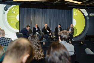 Paweł Kośmider, prezes Wydawnictwa INŻYNIERIA sp. z o.o.; Tomasz Daniłoś, prezes Blejkan Holding sp. z o.o.;  Dariusz Zwierzchowski,  prezes Centrum Badań i Certyfikacji sp. z o.o.; Jan Przybyła, dyrektor handlowy, Rafnar sp. z o.o. i Tomasz Fischer, Sales & Marketing Manager na Europę Środkowo-Wschodnią, AOC Resins. Debata. X Konferencja Bezwykopowa Rehabilitacja.  fot. Quality Studio dla www.inzynieria.com