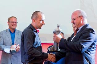 Wręczenie nagrody TYTAN laureatowi w kategorii Produkt roku - firmie JUMARPOL; nagrodę odebrał pan Damian Sobczak, a wręczył ją dr inż. Dariusz Zwierzchowski (Centrum Badań i Certyfikacji sp. z o.o.)   fot. 