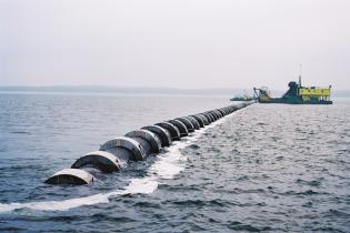 2001 r. Wylot  morski oczyszczonych ścieków – montaż metodą swobodnego zatapiania na dnie Zatoki Gdańskiej. Rury PEHD WehoPipe DN1600 mm – 2,5 km

