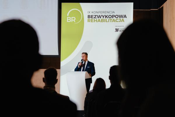 Zdjęcie IX Konferencja Bezwykopowa Rehabilitacja. Przewodniczący Konferencji Paweł Kośmider (Wydawnictwo INŻYNIERIA sp. z o.o.).  fot. Quality Studio dla www.inzynieria.com