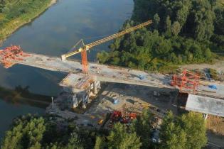 Budowa mostu przez Dunajec w ciągu autostrady A4. Fot. z archiwum GDDKiA o. Kraków