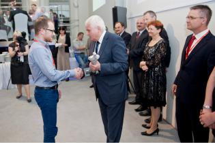 12. Konferencja, Wystawa i pokazy Technologii INŻYNIERIA BEZWYKOPOWA, Kraków - Bielany, 2014 r. Jakub Chrobok - PPI Chrobok S.A. odbiera nagrodę z rąk Cezarego Madryasa. fot. Quality Studio dla www.inzynieria.com