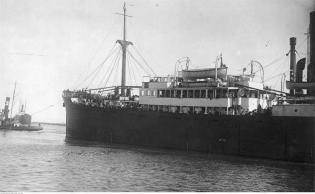 Holowanie statku pasażerskiego. Data wydarzenia: 1935. Fot. Narodowe Archiwum Cyfrowe