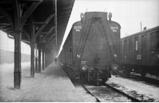 Fragment peronu, pociąg osobowy. Styczeń 1931 r. Fot. Narodowe Archiwum Cyfrowe