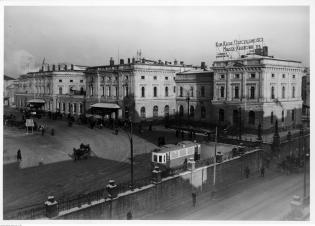 Dworzec Główny – obok budynek Kasy Oszczędności miasta Krakowa. Styczeń 1940 r. Fot. Narodowe Archiwum Cyfrowe