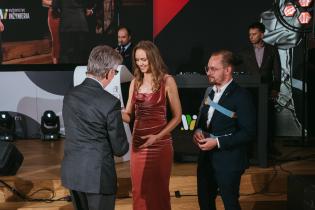 XXIII Konferencja, Wystawa i Pokazy Technologii Inżynieria Bezwykopowa 2025. Uroczysta gala z wręczeniem nagród TYTAN. Weronika Budzioch i Filip Slavtchev, TRACTO Polska. fot. Quality Studio dla www.inzynieria.com