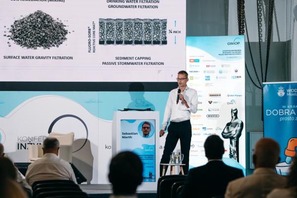 Zdjęcie IV Kongres Gospodarowania Wodami i Ochrony Przeciwpowodziowej. Sebastian Nierth, Menedżer ds. sprzedaży technicznej w dziale oczyszczania i remediacji wod, Cetco-Poland. fot. Quality Studio dla www.inzynieria.com