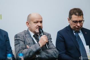Od lewej: dr hab. inż. Adam Wysokowski, prof. UZ (Uniwersytet Zielonogórski), Dariusz Ziembiński (Kancelaria Radcy Prawnego Dariusz Ziembiński & Partnerzy). Panel dyskusyjny po I sesji IV Konferencji „Renowacja Wykładzinami (Rękawami) Utwardzanymi na Miejscu”. Fot. Quality Studio dla www.inzynieria.com