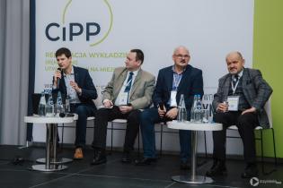 Od lewej: dr inż. Bogdan Przybyła (Politechnika Wrocławska), dr hab. inż. Paweł Popielski, prof. PW (Politechnika Warszawska), dr inż. Dariusz Zwierzchowski (Centrum Badań i Certyfikacji sp. z o.o.), dr hab. inż. Adam Wysokowski, prof. UZ (Uniwersytet Zielonogórski). IV Konferencja „Renowacja Wykładzinami (Rękawami) Utwardzanymi na Miejscu”. Fot. Quality Studio dla www.inzynieria.com