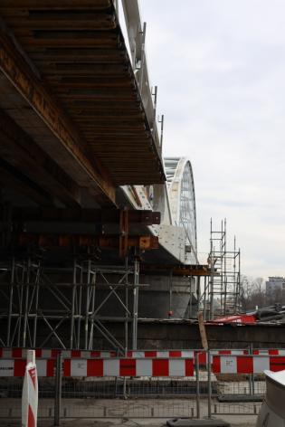 Budowa kładki pieszo-rowerowej przy moście kolejowym nad Wisłą. Fot. ZIM