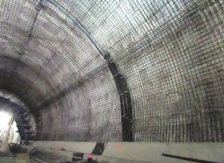 Zakopianka – budowa tunelu. Zbrojenie kaloty w tunelu. Fot. GDDKiA
