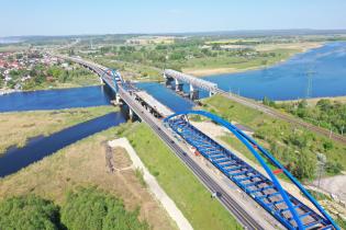 Postępy budowy mostu w Wolinie w maju. Fot. GDDKiA