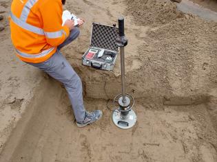 Sprawdzenie zagęszczenia zasypki lekką płytą dynamiczną. Fot. GDDKiA