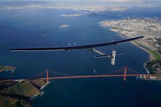 Dziewiąty odcinek lotu Solar Impulse 2 dookoła świata - z Hawajów do Mountain View w USA - przelot nad mostem Golden Bridge w San Francisco / źródło: Solar Impulse Press Corner