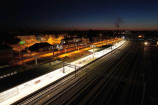 Nowy peron na stacji Ełk nocą. Fot. Szymon Grochowski/PKP PLK