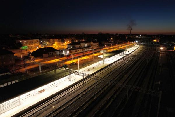 Zdjęcie Nowy peron na stacji Ełk nocą. Fot. Szymon Grochowski/PKP PLK