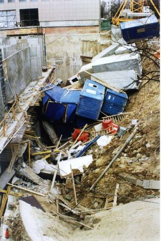2. Usuwanie skutków głośnej katastrofy budowalnej: Europlex Warszawa (1998 r.)
W czasie budowy doszło do poważnego wyłamania ściany szczelinowej, osłaniającej głęboki wykop. Keller podjął się wykonania odtworzenia ściany wykopu, a prace wykonano w bardzo