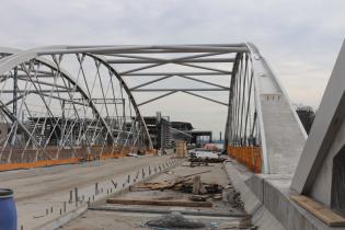Budowa kładki pieszo-rowerowej przy moście kolejowym nad Wisłą. Fot. ZIM