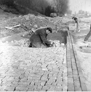 Budowa Wisłostrady w Warszawie. Na zdjęciu układanie kostki w zatoczce autobusowej przy Cytadeli, 1974 r. Źródło: Narodowe Archiwum Cyfrowe