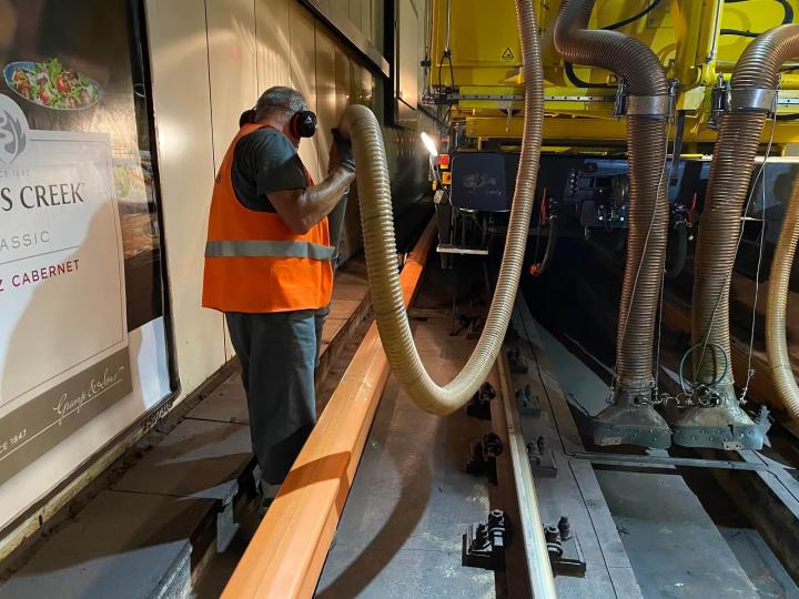 Tory metra w Warszawie odkurza olbrzymia maszyna. Zobacz – jaka!