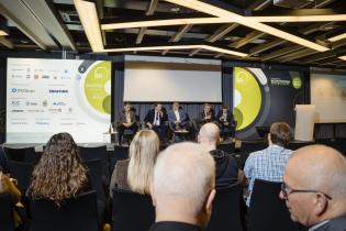 Dyskusja z uczestnikami sesji. Od lewej: Michał Andrzejewski, członek zarządu, Gamm-Bud sp. z o.o.; dr hab. inż. Paweł Popielski, profesor Politechniki Warszawskiej; Tomasz Szczepański, Centrum Badań i Certyfikacji sp. z o.o.; dr inż. Florian G. Piechurski, Politechnika Śląska; dr inż. Bogdan Przybyła, Politechnika Wrocławska. X Konferencja Bezwykopowa Rehabilitacja. fot. Quality Studio dla www.inzynieria.com