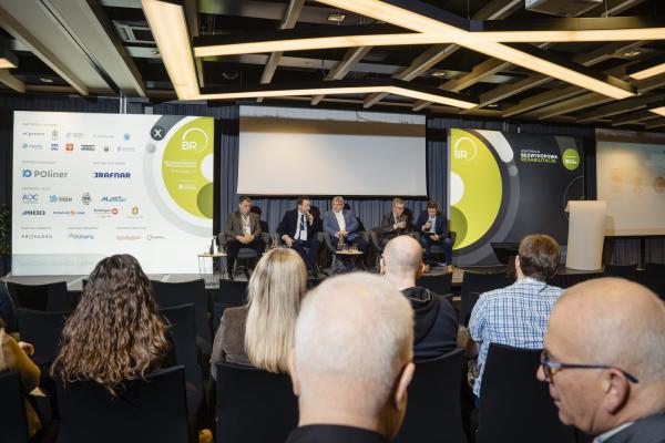 Zdjęcie Dyskusja z uczestnikami sesji. Od lewej: Michał Andrzejewski, członek zarządu, Gamm-Bud sp. z o.o.; dr hab. inż. Paweł Popielski, profesor Politechniki Warszawskiej; Tomasz Szczepański, Centrum Badań i Certyfikacji sp. z o.o.; dr inż. Florian G. Piechurski, Politechnika Śląska; dr inż. Bogdan Przybyła, Politechnika Wrocławska. X Konferencja Bezwykopowa Rehabilitacja. fot. Quality Studio dla www.inzynieria.com