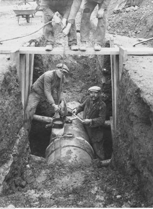 Budowa wodociągu w Katowicach – zalewanie kielichów. 5 października 1931 r. Fot. Narodowe Archiwum Cyfrowe