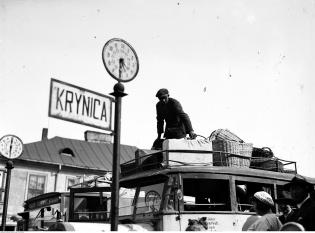 Układanie bagaży na dachu autobusu. Czerwiec 1932 r. Fot. Narodowe Archiwum Cyfrowe