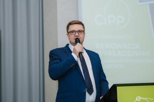 Przewodniczący Konferencji Paweł Kośmider, Wydawnictwo INŻYNIERIA sp. z o.o. Rozpoczęcie IV Konferencji „Renowacja Wykładzinami (Rękawami) Utwardzanymi na Miejscu”. Fot. Quality Studio dla www.inzynieria.com
