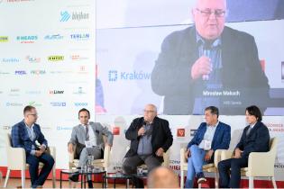 19. Konferencja, Wystawa i pokazy Technologii INŻYNIERIA BEZWYKOPOWA, Tomaszowice k. Krakowa, 2021 r. Od lewej: Jacek Janicki - ZRB Janicki, Atef Khemiri - DCA, Mirosław Makuch - HDD Serwis, Roland Kośka - Gaz-System, Jacek Jaworski - Hekobentonity. fot. Quality Studio dla www.inzynieria.com