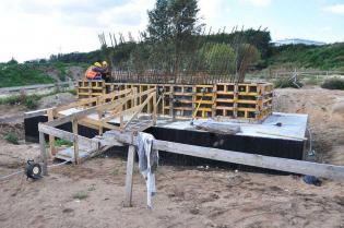 Przygotowania do betonowania II etapu ławy fundamentowej podpory P5. Stan na październik 2011 / fot. Link PR
