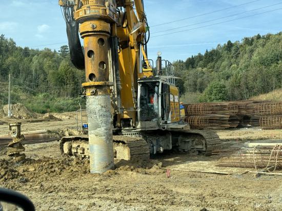 Zdjęcie Wycieczka na plac budowy posadowienia wysokich estakad oraz zabezpieczenia terenów osuwiskowych budowy S19 Babica-Jawornik, której wykonawcą jest INTERCOR Sp. z o.o. a inwestorem GDDKiA w Rzeszowie. / fot. Quality Studio dla www.inzynieria.com