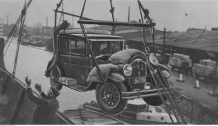 Załadunek samochodu w porcie gdańskim w drodze do Ameryki.
Data wydarzenia: 1926-1927. Fot. Narodowe Archiwum Cyfrowe