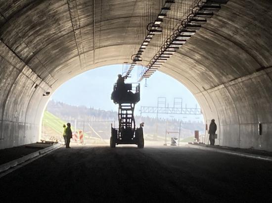Zdjęcie Montaże instalacji w tunelu. Fot. GDDKiA