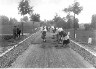  Droga Pawłowice-Jastrzębie Zdrój. Kobiety wyrównują podłoże pod nawierzchnię. Źródło: Narodowe Archiwum Cyfrowe
