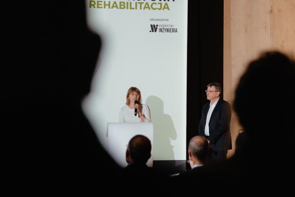 Zdjęcie IX Konferencja Bezwykopowa Rehabilitacja. Od lewej: dr inż. Beata Nienartowicz (IDEANTE, Politechnika Warszawska) oraz Jacek Tomczyk (Uponor Infra sp. z o.o.). fot. Quality Studio dla www.inzynieria.com