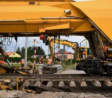 Na linii Kielce–Częstochowa maszyna AHM poprawia tory avatar